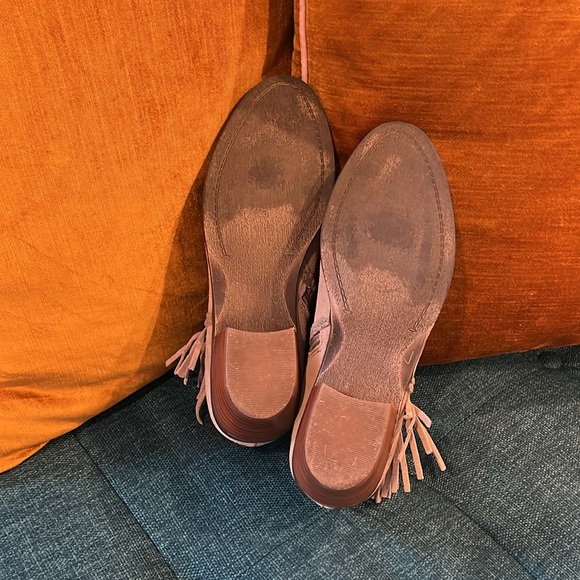 EUC Crown Vintage Tammy Gray Suede Fringe Ankle Boots size 8.5 - Picture 3 of 4